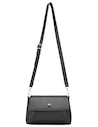 Cierre del bolso negro con bolsillo, funcionalidad y diseño en un accesorio casual.