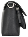 Detalles del bolso negro de PU graneado, ideal para llevar lo esencial con elegancia.