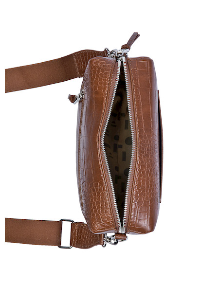 Bandolera mujer camel de PU graneado, diseño casual con tres bolsillos para organización diaria.