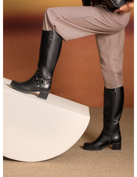 Bota de cuero negra para mujer, estilo casual, con acabado mate y taco bloque de 5.5 cm.
