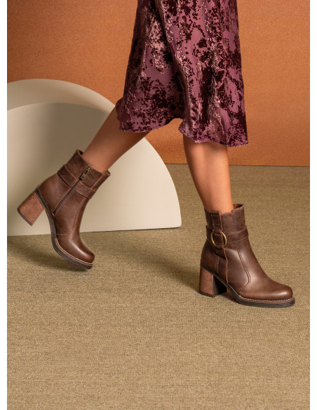 Botín de cuero café para mujer con taco bloque de 9 cm, ideal para un estilo casual y moderno.