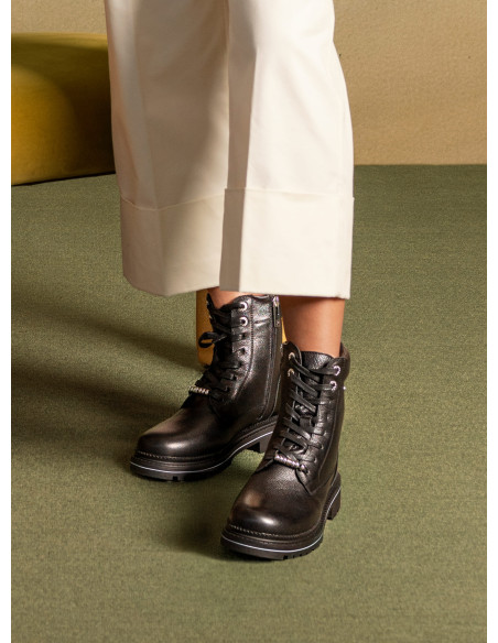 Botín de cuero negro para mujer, estilo casual, ideal para uso diario y eventos sociales.