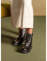 Botín de cuero negro para mujer, estilo casual, ideal para uso diario y eventos sociales.