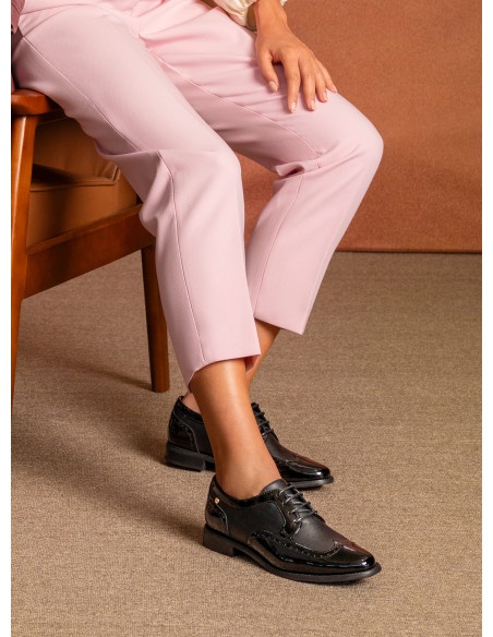 zapato plano negro para mujer, estilo vestir, ideal para ocasiones elegantes