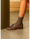 mocasín de cuero café para mujer, estilo vestir, ideal para uso diario.