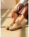 Zapatilla beige de cuero para mujer, estilo casual, ideal para uso diario y combinaciones versátiles.