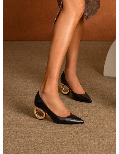 Zapatos de vestir negros de cuero para mujer, ideales para cenas elegantes y reuniones de trabajo.