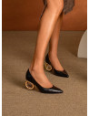 Zapatos de vestir negros de cuero para mujer, ideales para cenas elegantes y reuniones de trabajo.