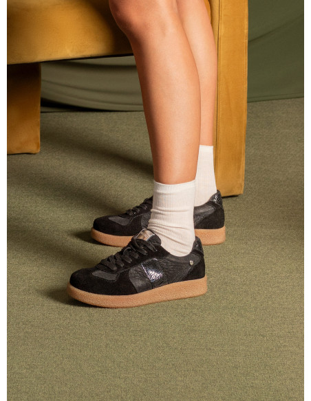 Zapatillas negras de cuero para mujer, estilo casual, ideales para uso diario y salidas nocturnas.