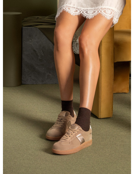 Zapatilla mujer taupe casual de cuero, ideal para actividades diarias y looks relajados.