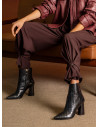 Botín negro de cuero para mujer, estilo vestir, ideal para ocasiones elegantes.