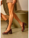 Zapato burdeos de cuero para mujer, estilo casual, ideal para ocasiones elegantes.
