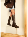 Bota de cuero moro para mujer, estilo casual con taco bloque de 5.5 cm, ideal para ocasiones cotidianas.