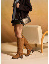 Bota de cuero camel para mujer, estilo casual, con acabado suave y textura de gamuza.