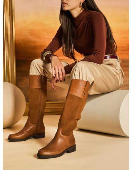 Bota de cuero camel para mujer, estilo casual, con tacón bloque de 3.5 cm y acabado suave.