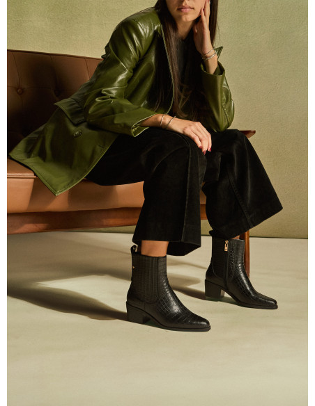 Botín negro de cuero para mujer con diseño texturizado y taco bloque de 5.3 cm.