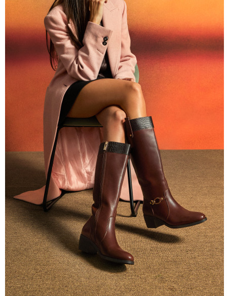 Bota de cuero café para mujer con acabado brillante y detalle de estilo cocodrilo, ideal para looks casuales.