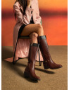 Bota de cuero café para mujer con acabado brillante y detalle de estilo cocodrilo, ideal para looks casuales.