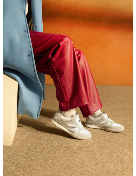 Zapatillas de cuero blancas para mujer, estilo casual, ideales para actividades diarias.
