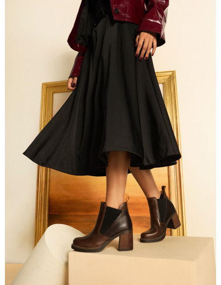 Botín de cuero morado para mujer, estilo casual, ideal para looks elegantes y cómodos.
