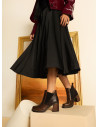 Botín de cuero morado para mujer, estilo casual, ideal para looks elegantes y cómodos.