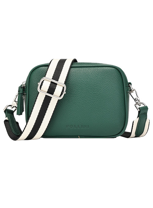 Perspectiva del tamaño compacto de la bandolera Pollini, ideal para uso diario en un look urbano.