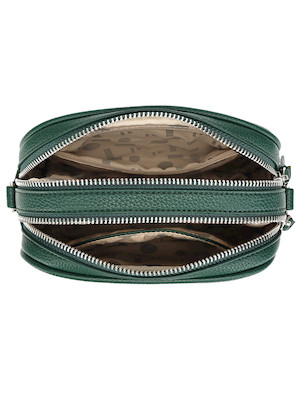Bandolera verde bosque profundo de mujer con acabado graneado y correa de tela blanca y negra.