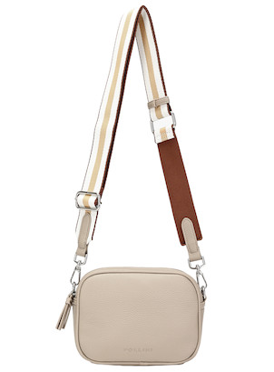 Vista del diseño minimalista de la bandolera Pollini en color arena suave.