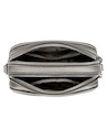 Vista lateral de la bandolera Pollini en gris, destacando su correa ajustable en canvas.