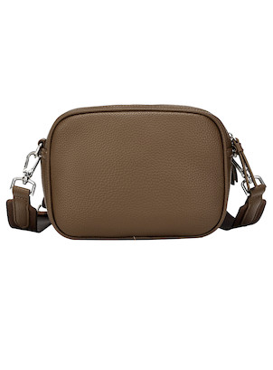 Perspectiva de la bandolera de estilo casual, perfecta para looks neutros o formales.