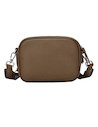 Perspectiva de la bandolera de estilo casual, perfecta para looks neutros o formales.