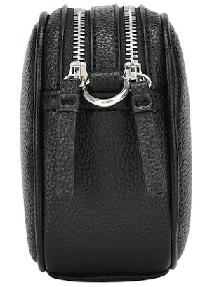 Vista lateral de la bandolera Pollini negra, mostrando su diseño compacto y elegante.