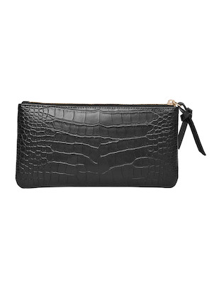 Billetera de mujer con diseño alargado en negro, ideal para complementar looks casuales.