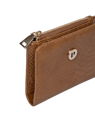 Billetera femenina en color camel con cierre de broche metálico, combinando seguridad y sofisticación.