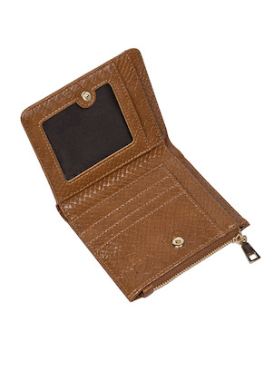 Billetera camel Pollini con textura granulada suave y acabado mate, ideal para un look casual femenino.