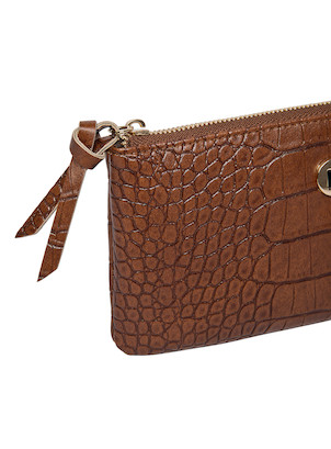 Billetera Pollini de PU en color camel, diseño moderno con detalle metálico dorado, perfecta para el día a día.