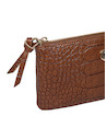 Billetera Pollini de PU en color camel, diseño moderno con detalle metálico dorado, perfecta para el día a día.