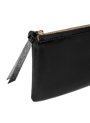 Detalles del material PU de la billetera Pollini, ideal para un estilo casual.
