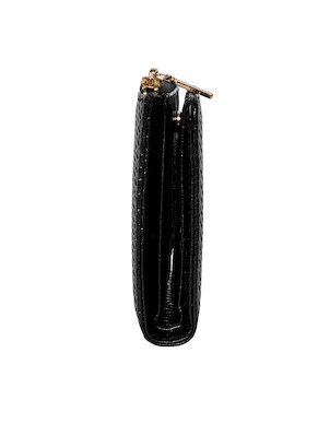 Billetera negra compacta de mujer, ideal para llevar hasta 4 tarjetas con estilo casual.