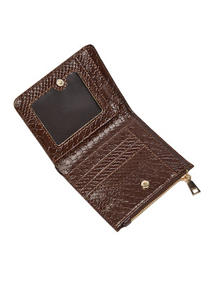 Billetera café oscuro Pollini con textura de piel exótica y diseño cuadrado, ideal para uso diario.