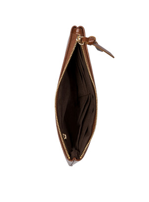Billetera camel mujer con aplique metálico dorado y costuras invisibles