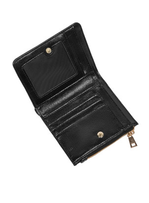 Billetera de mujer en negro con logo dorado, un accesorio elegante y funcional.