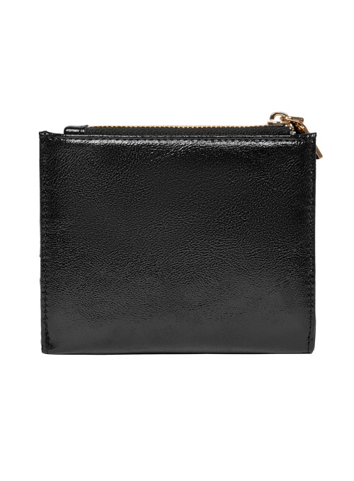 Billetera Pollini con acabado acharolado, perfecta para uso diario en actividades modernas.
