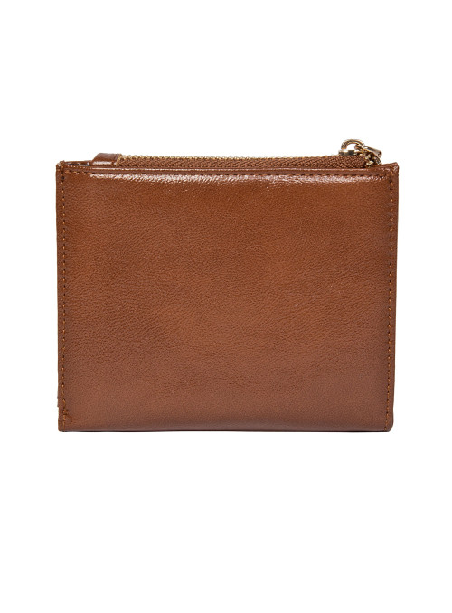 Billetera de PU en tono camel, combina funcionalidad y sofisticación en un solo accesorio.