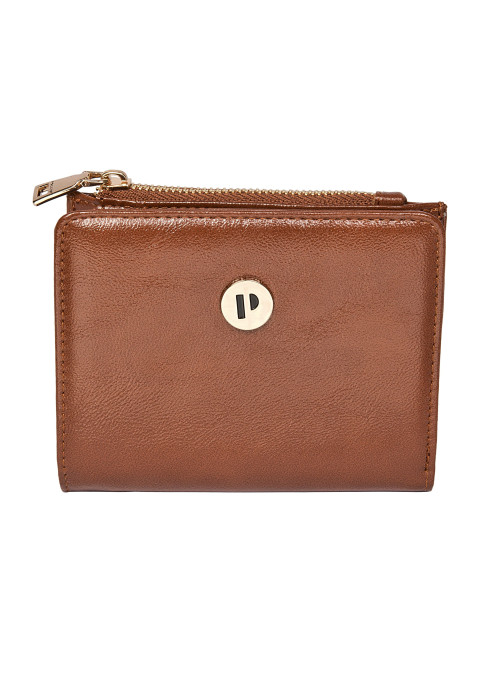 Billetera de PU en tono camel, combina funcionalidad y sofisticación en un solo accesorio.