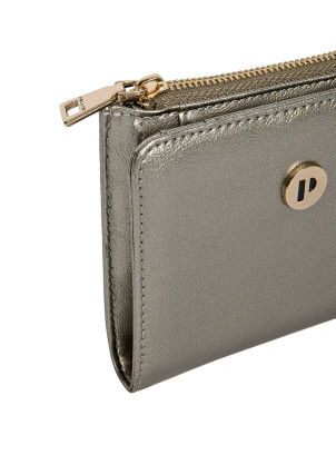 Billetera casual con cremallera perimetral en tono plata y sello metálico dorado.