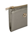 Billetera casual con cremallera perimetral en tono plata y sello metálico dorado.
