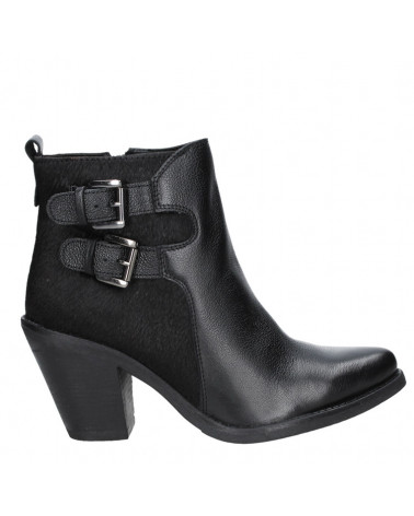 Botín urbano de cuero negro con diseño llamativo, taco cómodo y detalles decorativos, perfecto para un look original.