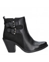 Botín urbano de cuero negro con diseño llamativo, taco cómodo y detalles decorativos, perfecto para un look original.