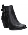Elegante botín negro de cuero con detalles únicos, ideal para ocasiones casuales que requieren un accesorio statement.
